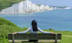 在家中摆放婴儿床时,如何遵循风水原理以创造一个和谐、平静的环境?