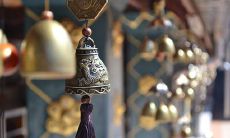 什么样的招财饰品适合放置于店铺内,那些款式和材质是最具吸引力和实用性的?