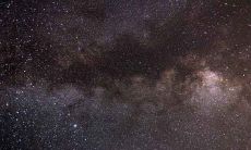 通过生辰八字分析,哪些因素导致女性不利于旺夫且丈夫的运势不佳?