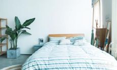 如何为高中生的卧室选择最佳字画装饰,床头挂什么画作最具吉祥之意?