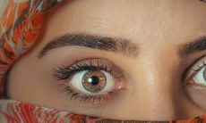 探讨女人眉型对财运和夫缘的影响:揭示一字眉的易得罪他人的现象和相关图片资料