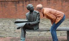 如何通过金蟾蜍的正确摆放来吸财聚财达到财富累积的目的?