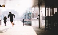 被追杀而成功脱险的梦境意味着什么?这个铺天盖地的噩梦中的符号和象征意义有何意义?