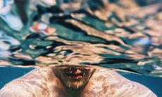 女性梦见自己落水象征着什么?这个梦境是一个吉兆还是一个预示着不祥的凶兆?