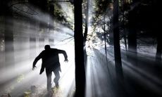 女性在梦中被追杀逃命的象征意义以及可能所包含的预示信息是什么?