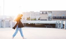 以快步走为习惯的女性,她们的性格特质如何?又有哪些体态赋予她们福气?