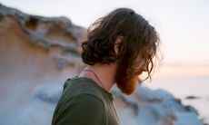 梦见已逝的亲长辈出现在梦中是否会预示着什么?