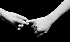 如何识别吸引异性的桃花运手相?揭秘万人迷手相的秘密!