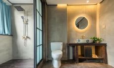 通过分析图解,我们可以采取哪些方法来化解卫生间门正对床的问题?