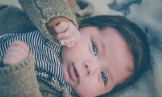 婴儿床竖向对着大门的摆放方式是否适宜?避免犯下婴儿床摆放的禁忌!