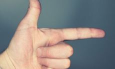 手指长度和命运关系大揭秘:无名指比食指长意味着什么?富贵命的手指比例长短图解!