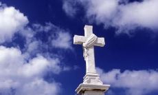 祖坟上冒青气的象征意义以及如何在选址和布局上优化风水,打造良好的墓地风水环境