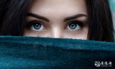 女性面相解析:探讨眉毛与眼睛间距离宽的女性特征和面相意义,揭示眉间距离对面相的影响及其象征的含义