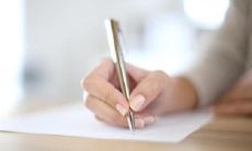 左手中指上的痣有何含义?揭秘帝王痣的神秘属性,为何不宜向他人展示?