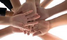 女性左手上的痣以及右手小手指上长出的痣指示了什么信息?