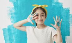 右手小拇指第二关节长痣的女性,同时右手无名指也存在痣的特征