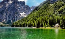 在家里挂山水画会不会招财进宝,挂在哪个位置最合适?