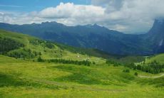 如何根据风水原则选择最佳墓地: 关注地势、地形与周围环境,预测墓主人的命运与后代的兴旺