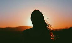 手相特征凸显的女性命主不仅能够避免财务上的困境,而且能够拥有幸福美满生活和长期的经济繁荣