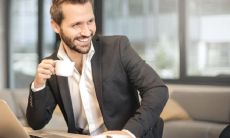 额高、下巴短的男性的面相特征及其象征的意义是什么?