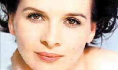 探究双鱼座美女如何利用卷发彰显魅力的秘诀