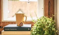 老公送老婆水杯的涵义和心理寓意解析,为何选择送老婆杯子并简短刻字的原因和其象征意义