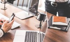 如何根据风水布局选择木命人办公桌的朝向以提升工作效率和财运?