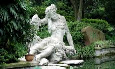 房子左侧有水池的风水是否对住宅福祉有积极影响?