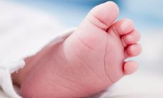 如何为于2023年2月3日出生的宝宝选择一个易读易记、有翩翩君子之义的名字?