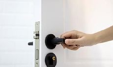 西南门的最佳风水布局:大门朝向西南方向是否一定带来负面影响?